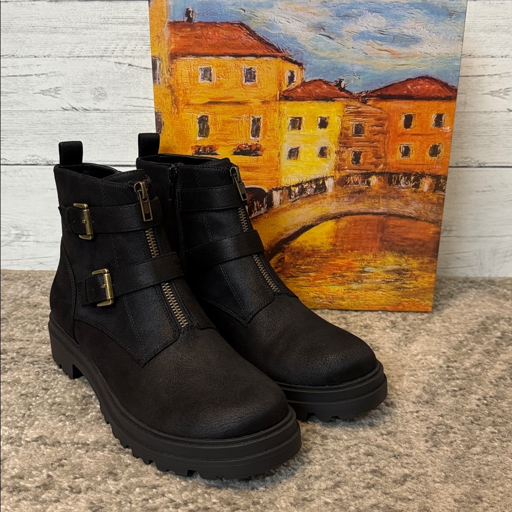 NWT Bella Vita Arcadia Lug Sole Black Ankle Boots with Buckle Detail - Picture 3 of 9